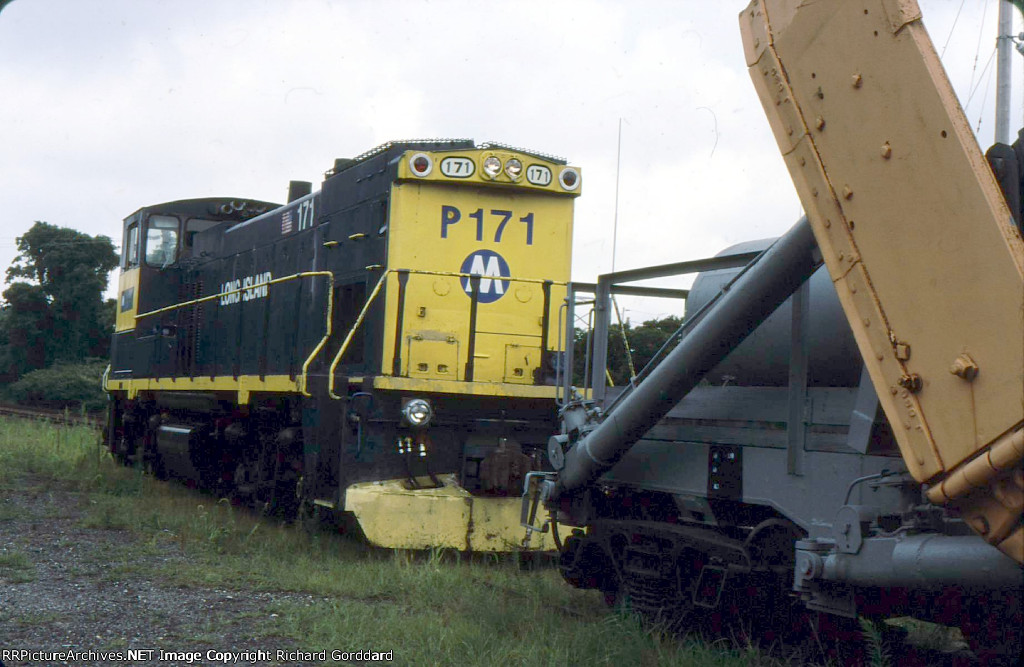 P171 about to make a hitch to Jordan Spreader W-93